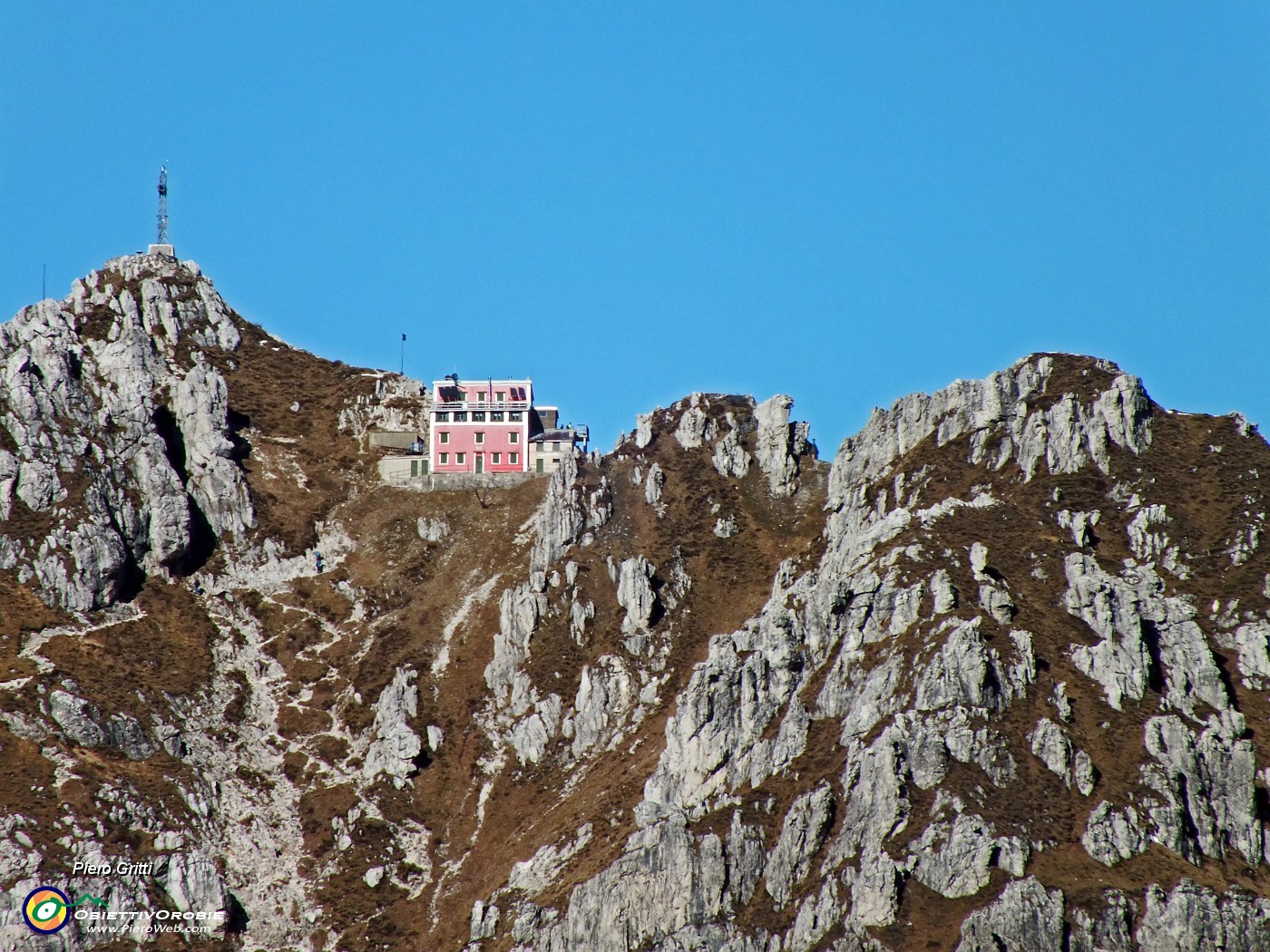 78 Zoom su Rif. Azzoni in Resegone-Punta Cermenati.JPG